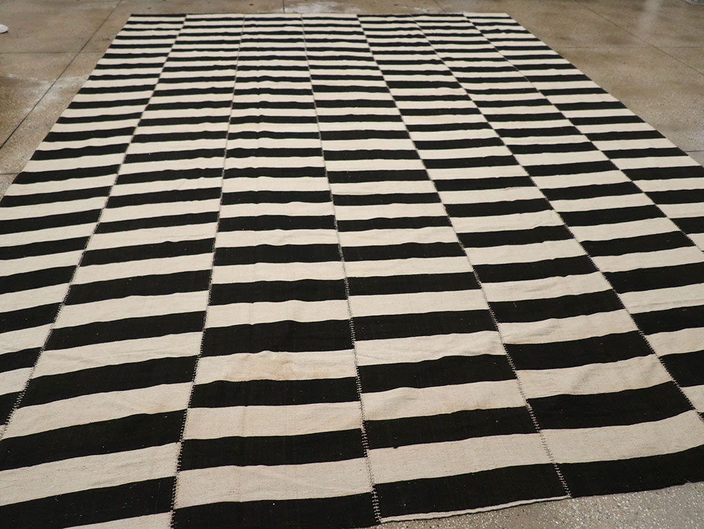 Modern Persian Flatweave Kilim Room Size Carpet, No.24628 - Staging