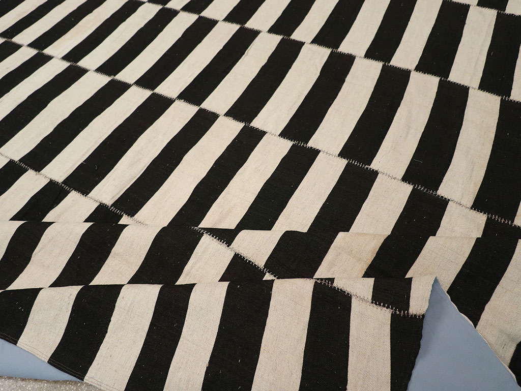 Modern Persian Flatweave Kilim Room Size Carpet, No.24628 - Staging