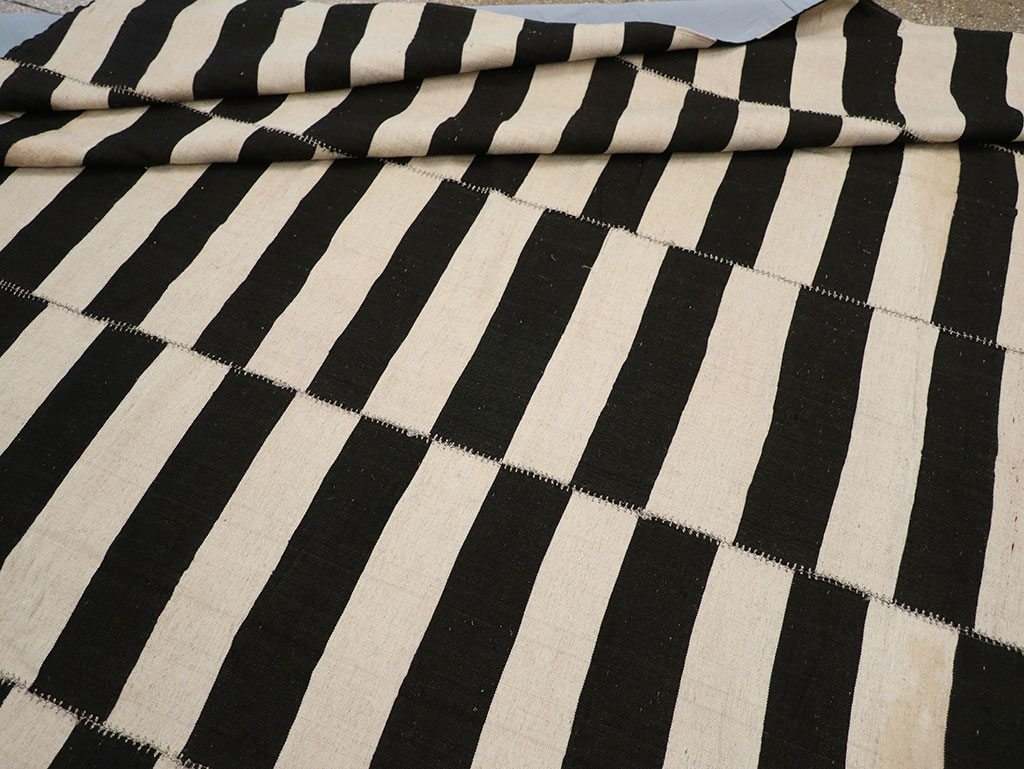 Modern Persian Flatweave Kilim Room Size Carpet, No.24628 - Staging