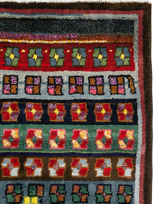 Vintage Persian Mahal Rug, No.25941 - Staging