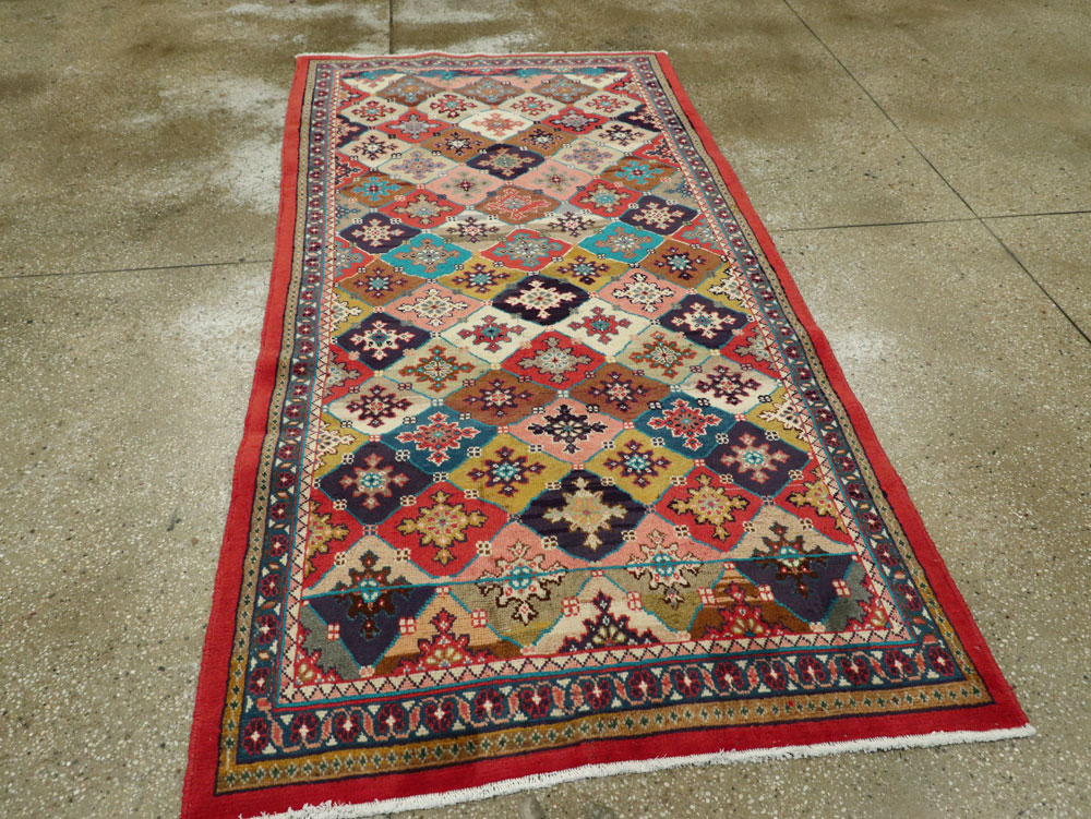 Vintage Persian Mahal Rug, No.25954 - Staging