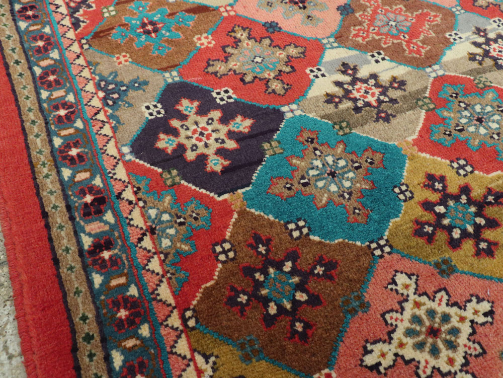 Vintage Persian Mahal Rug, No.25954 - Staging