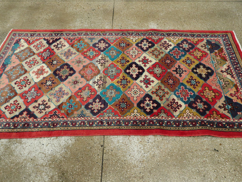 Vintage Persian Mahal Rug, No.25954 - Staging