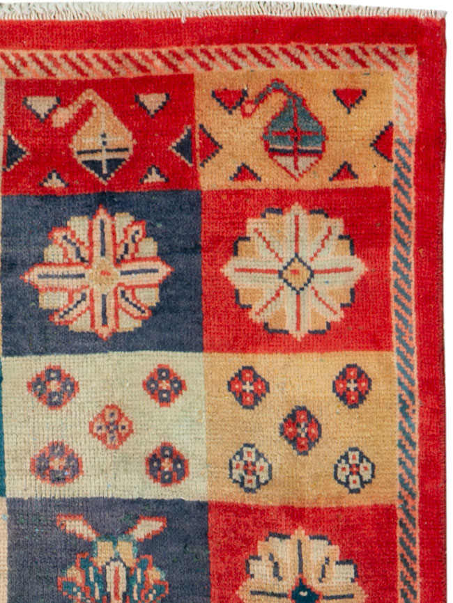 Vintage Persian Mahal Rug, No.26262 - Staging