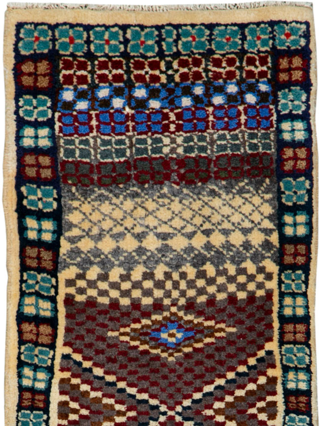 Vintage Persian Mahal Rug, No.26291 - Staging