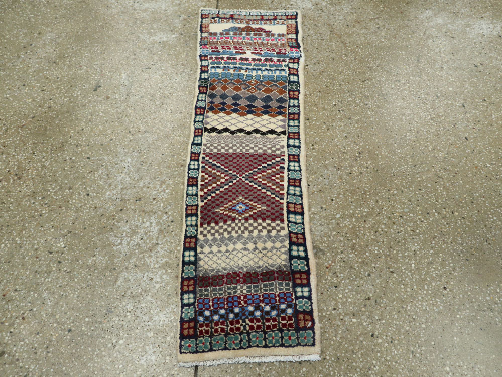 Vintage Persian Mahal Rug, No.26291 - Staging