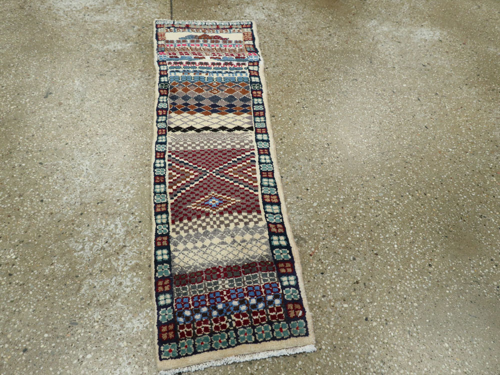 Vintage Persian Mahal Rug, No.26291 - Staging