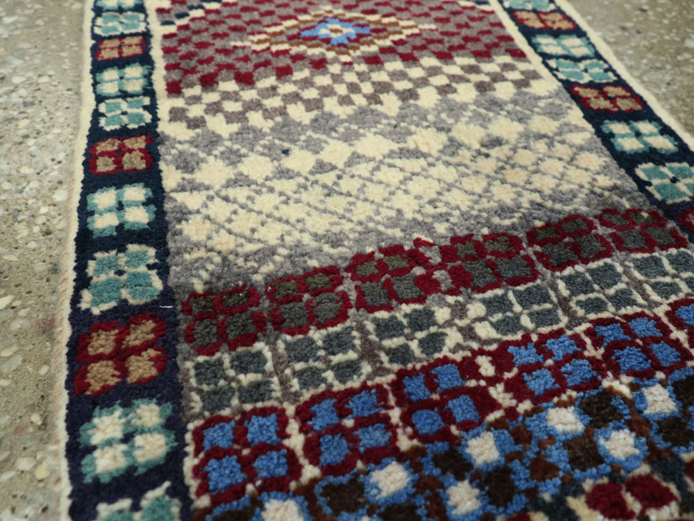 Vintage Persian Mahal Rug, No.26291 - Staging