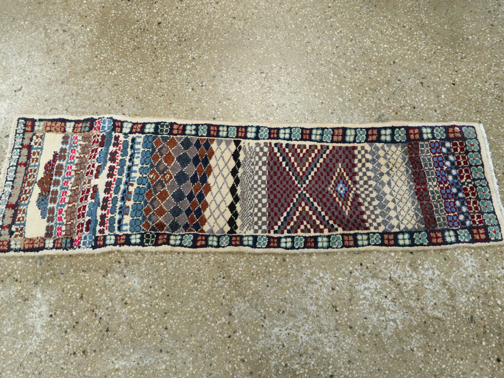 Vintage Persian Mahal Rug, No.26291 - Staging