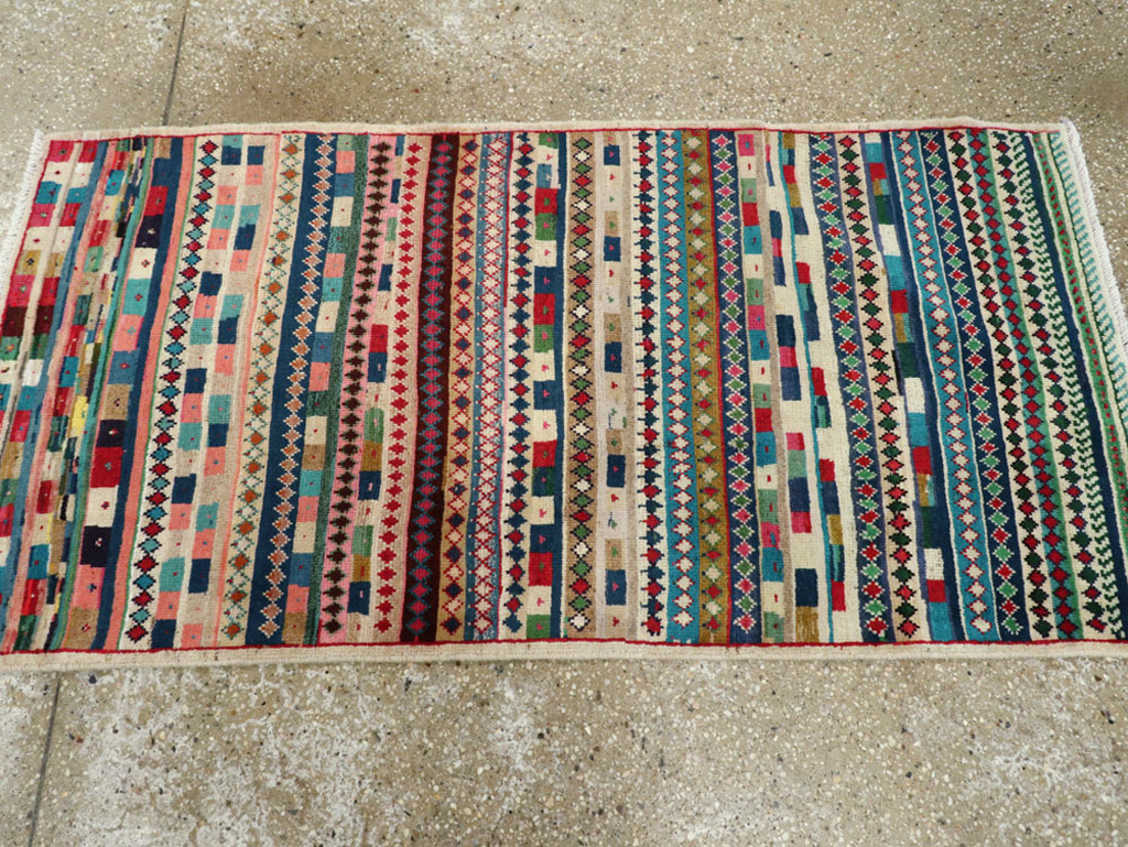 Vintage Persian Mahal Rug, No.26314 - Staging