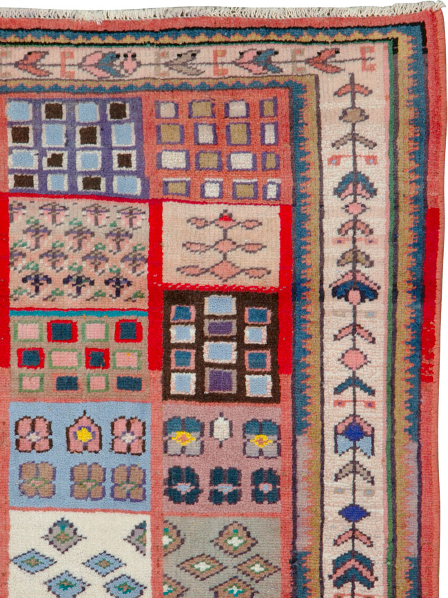 Vintage Persian Mahal Rug, No.26339 - Staging