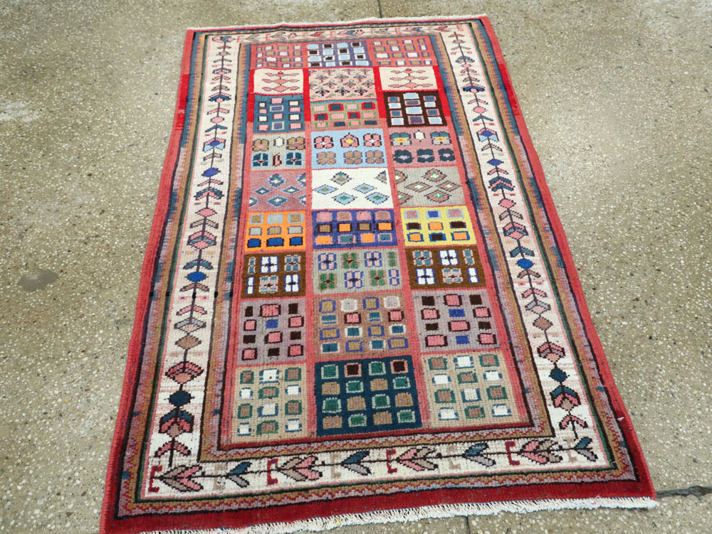 Vintage Persian Mahal Rug, No.26339 - Staging