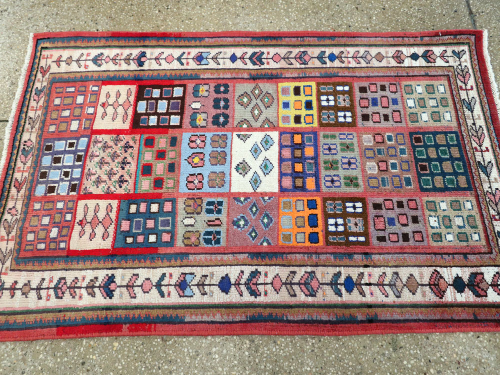 Vintage Persian Mahal Rug, No.26339 - Staging