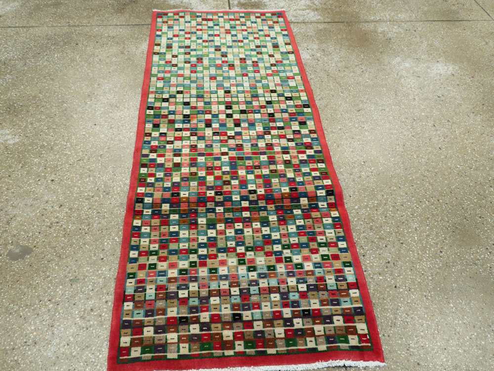 Vintage Persian Mahal Rug, No.26340 - Staging