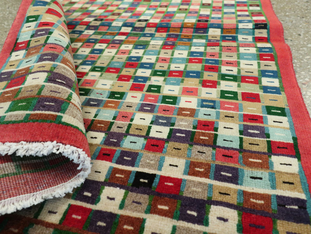 Vintage Persian Mahal Rug, No.26340 - Staging