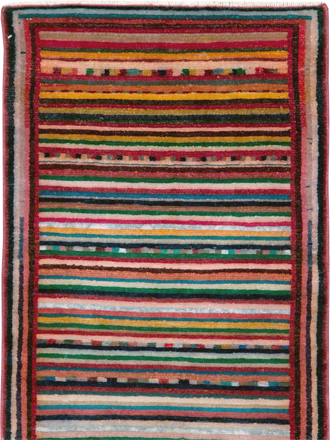 Vintage Persian Mahal Rug, No.27427 - Staging
