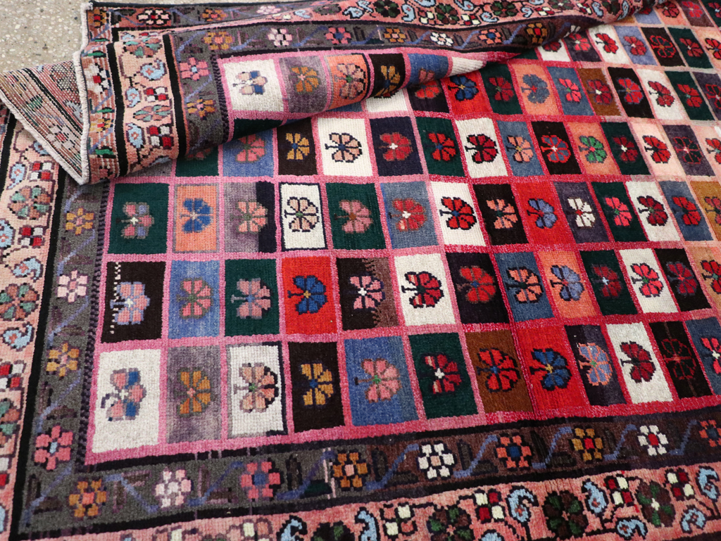 Vintage Persian Mahal Rug, No.28913 - Staging