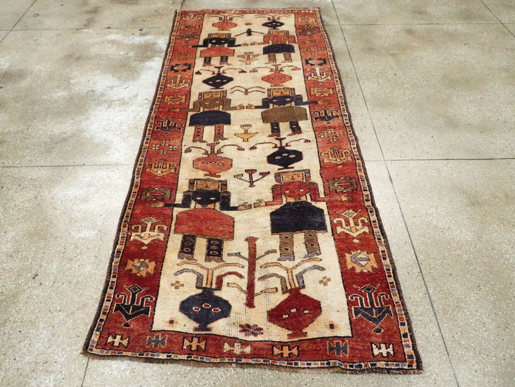 Vintage Persian Bakhtiari Pictorial Rug, No.29169 - Staging