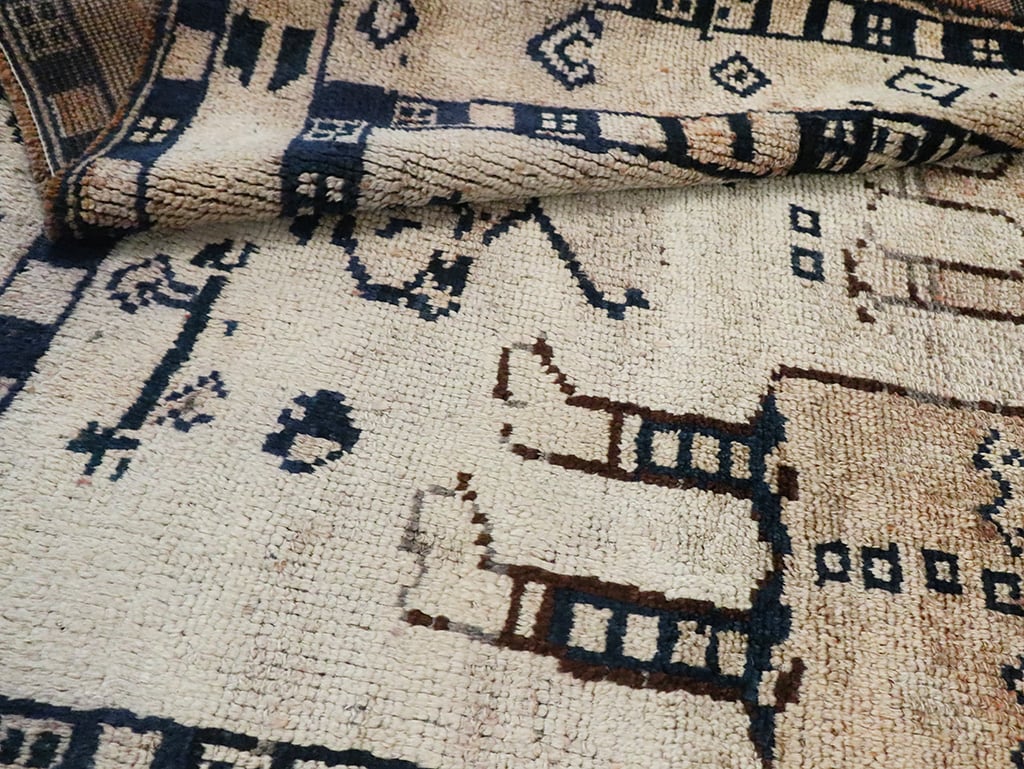 Vintage Persian Bakhtiari Pictorial Rug, No.29177 - Staging