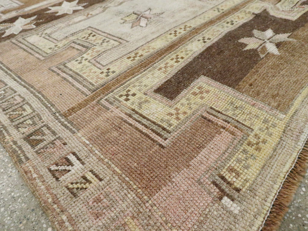 Vintage Anatolian Gallery Carpet, No.29221 - Staging