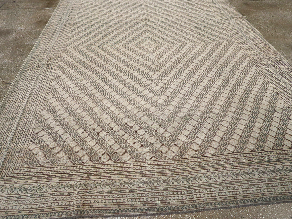 Vintage Central Asia Turkoman Room Size Carpet, No.29493 - Staging