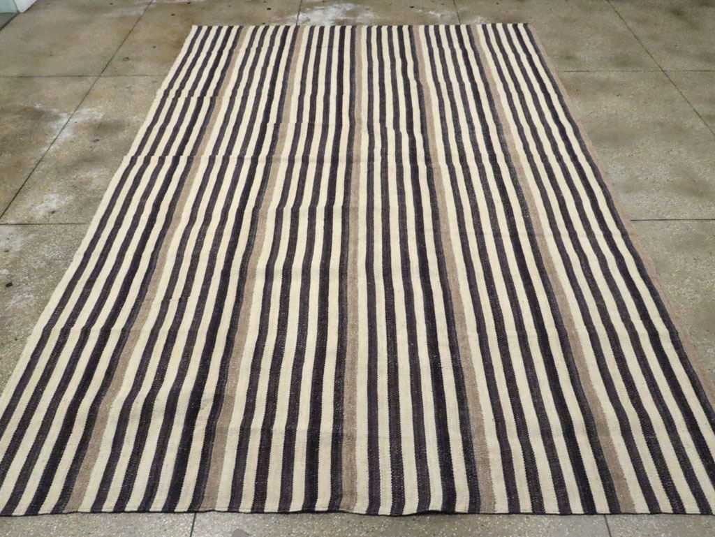 Modern Persian Flatweave Kilim Room Size Carpet, No.29722 - Staging