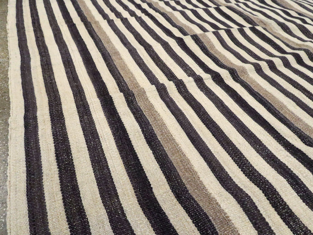 Modern Persian Flatweave Kilim Room Size Carpet, No.29722 - Staging