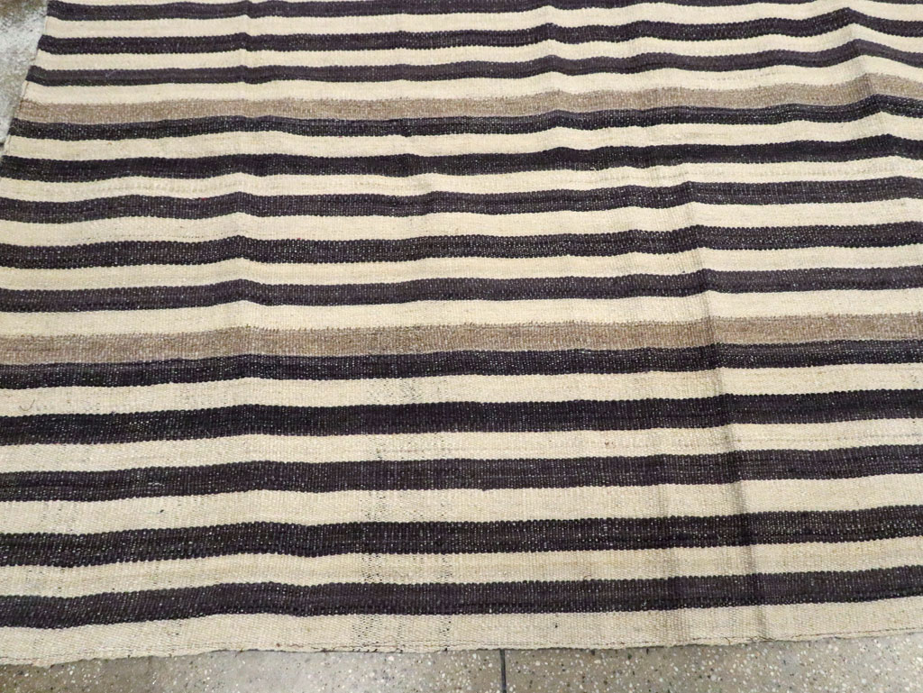 Modern Persian Flatweave Kilim Room Size Carpet, No.29722 - Staging