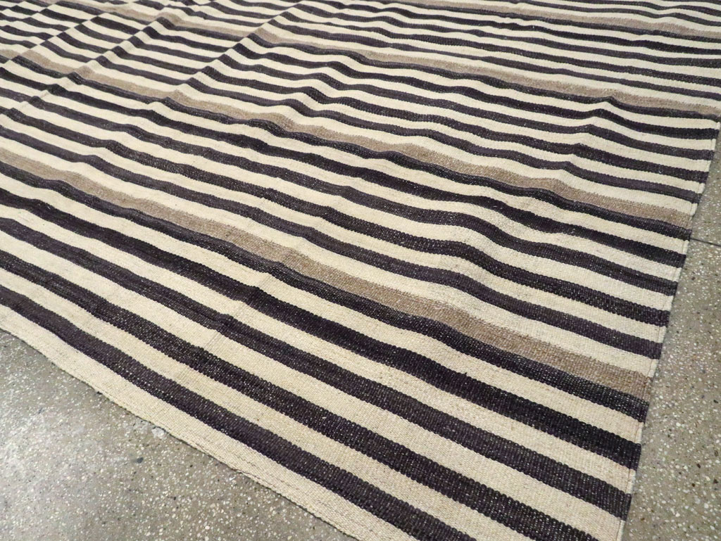 Modern Persian Flatweave Kilim Room Size Carpet, No.29722 - Staging