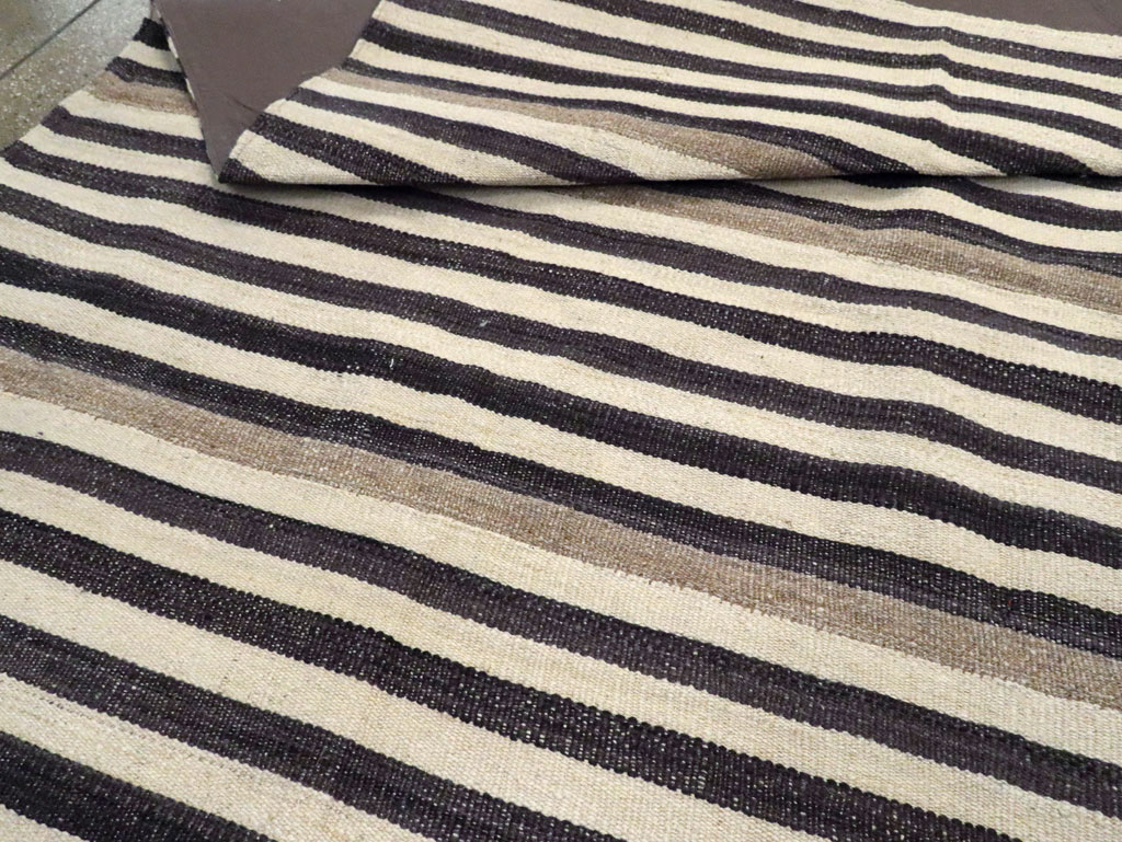 Modern Persian Flatweave Kilim Room Size Carpet, No.29722 - Staging