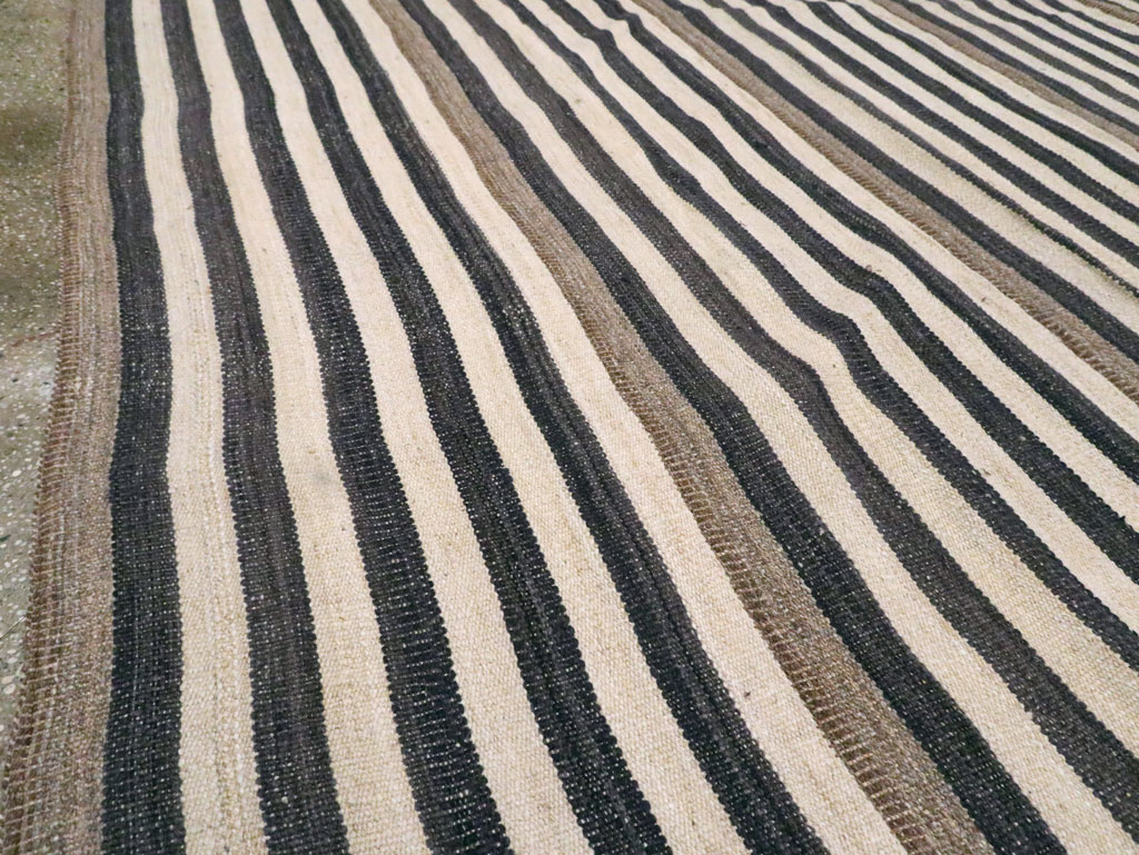 Modern Turkish Flatweave Kilim Room Size Carpet, No.29727 - Staging