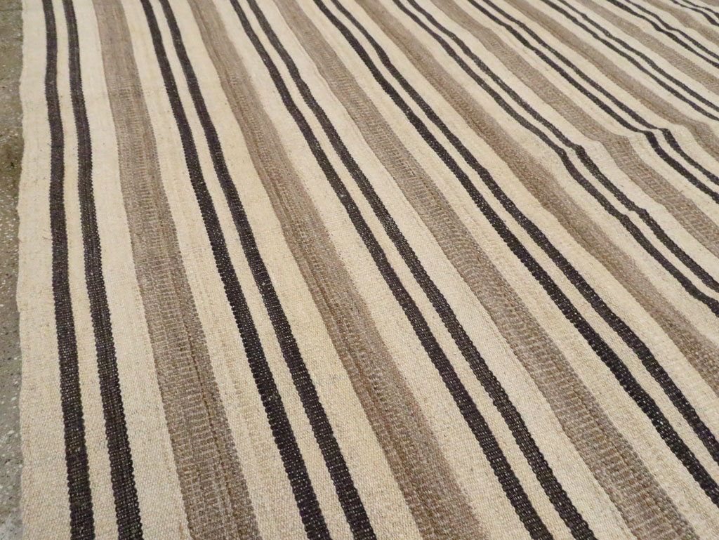 Modern Persian Flatweave Kilim Large Room Size Carpet, No.29788 - Staging