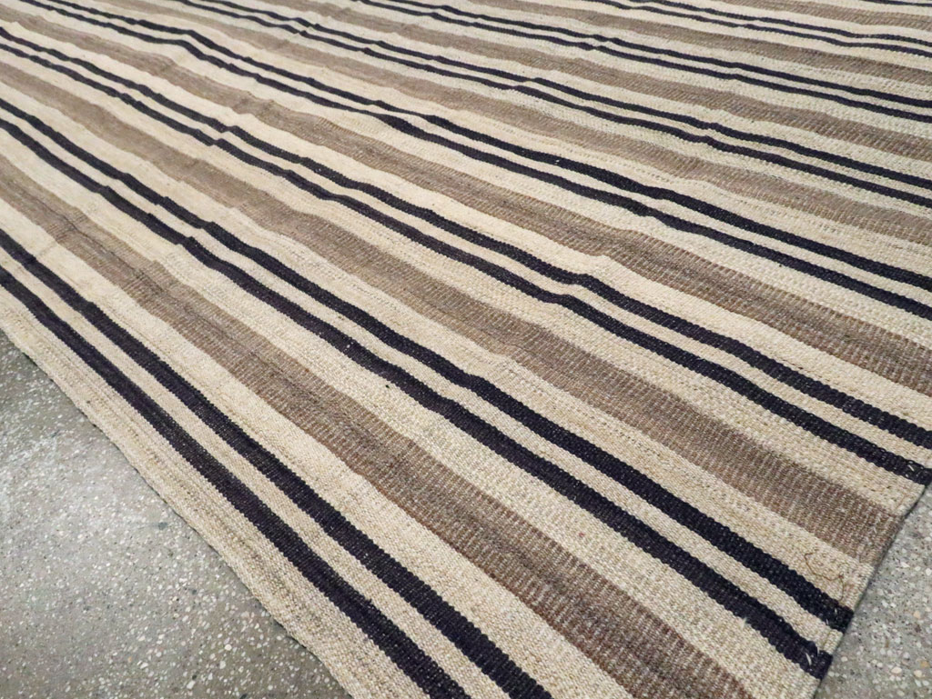 Modern Turkish Flatweave Kilim Room Size Carpet, No.29789 - Staging
