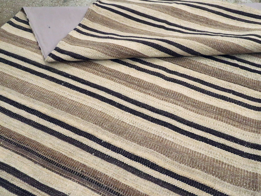 Modern Turkish Flatweave Kilim Room Size Carpet, No.29789 - Staging