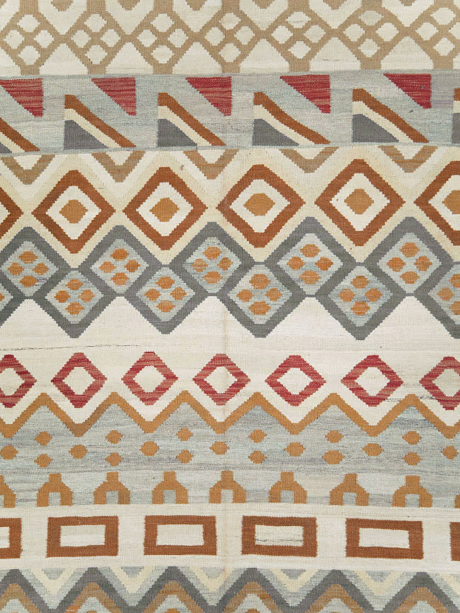 Contemporary Turkish Flatweave Kilim Room Size Carpet, No.29812 - Staging