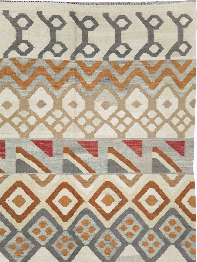 Contemporary Turkish Flatweave Kilim Room Size Carpet, No.29812 - Staging