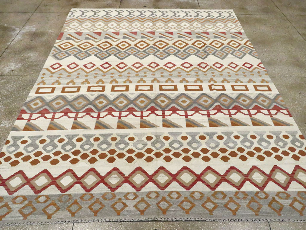 Contemporary Turkish Flatweave Kilim Room Size Carpet, No.29812 - Staging