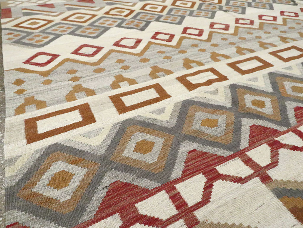 Contemporary Turkish Flatweave Kilim Room Size Carpet, No.29812 - Staging