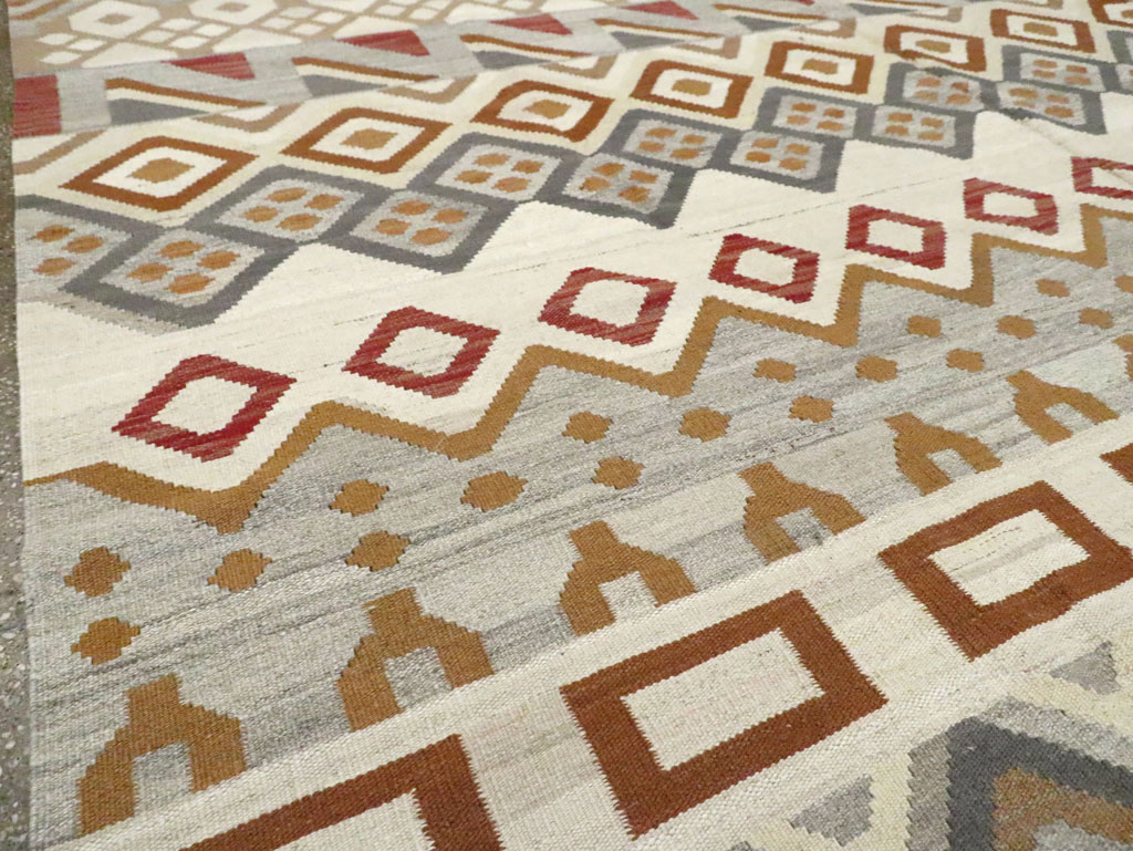 Contemporary Turkish Flatweave Kilim Room Size Carpet, No.29812 - Staging