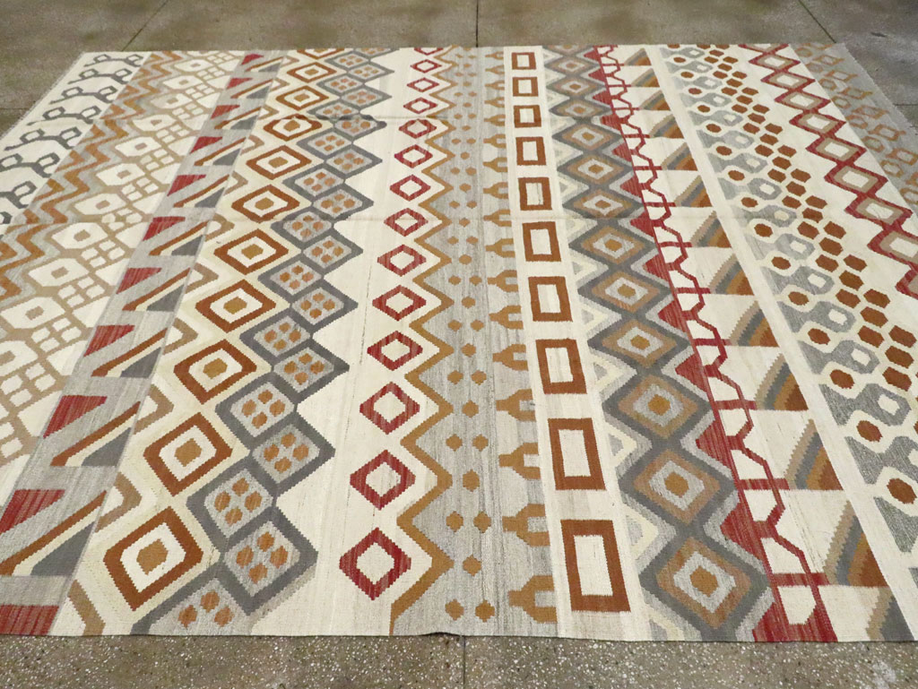 Contemporary Turkish Flatweave Kilim Room Size Carpet, No.29812 - Staging
