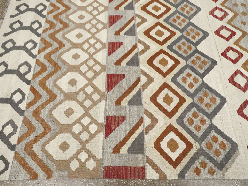 Contemporary Turkish Flatweave Kilim Room Size Carpet, No.29812 - Staging