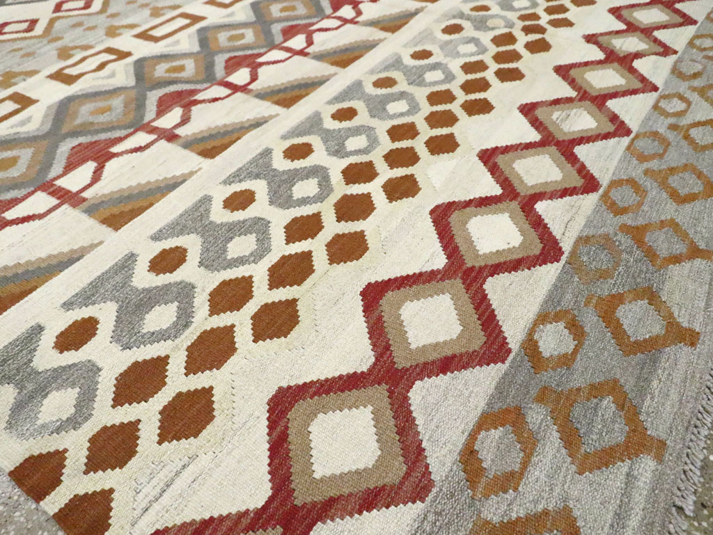 Contemporary Turkish Flatweave Kilim Room Size Carpet, No.29812 - Staging