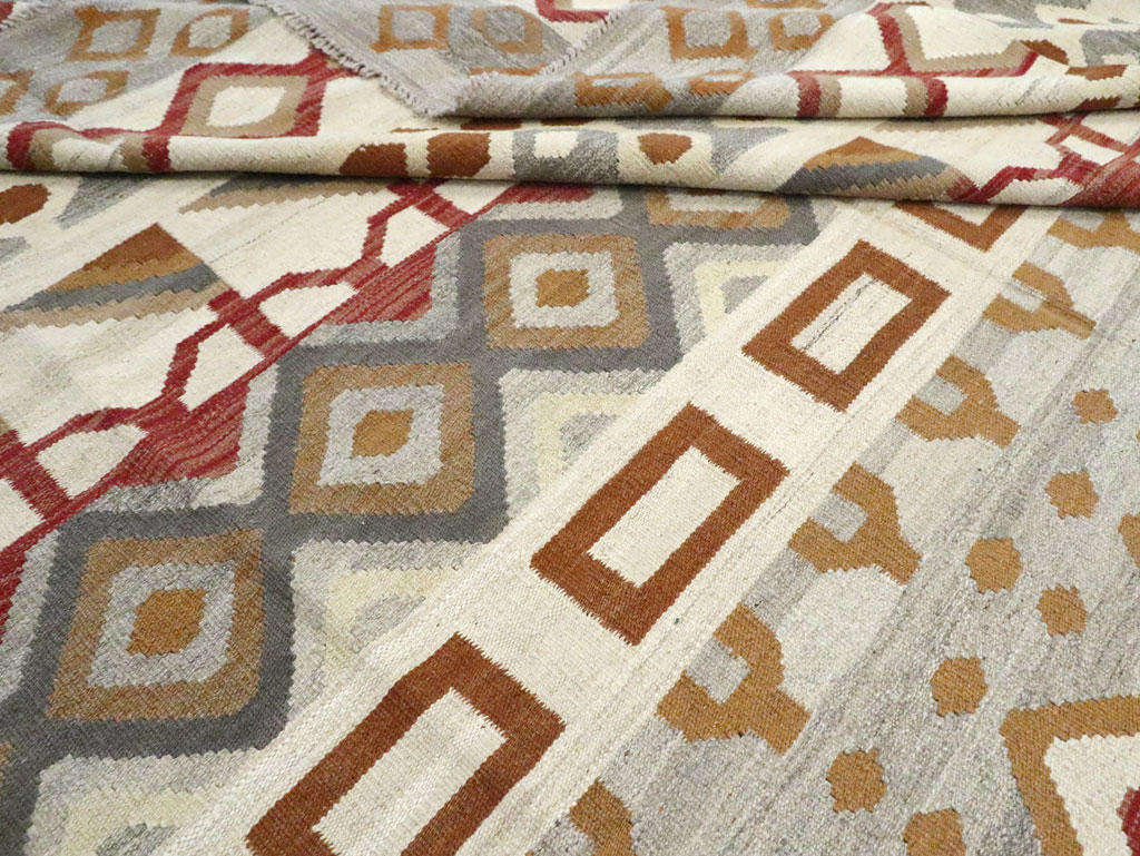 Contemporary Turkish Flatweave Kilim Room Size Carpet, No.29812 - Staging