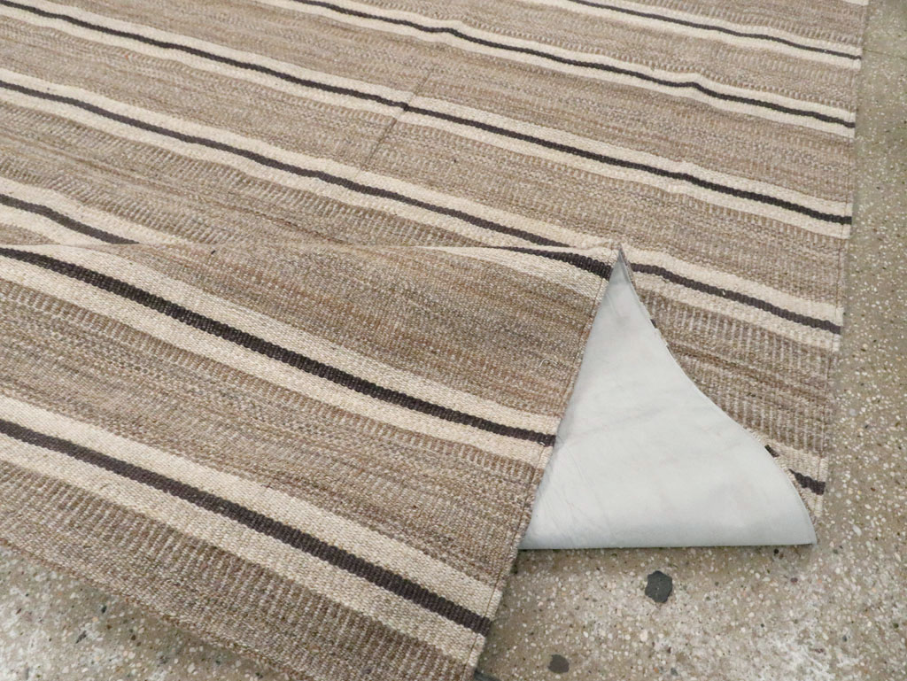 Modern Persian Flatweave Kilim Room Size Carpet, No.30025 - Staging