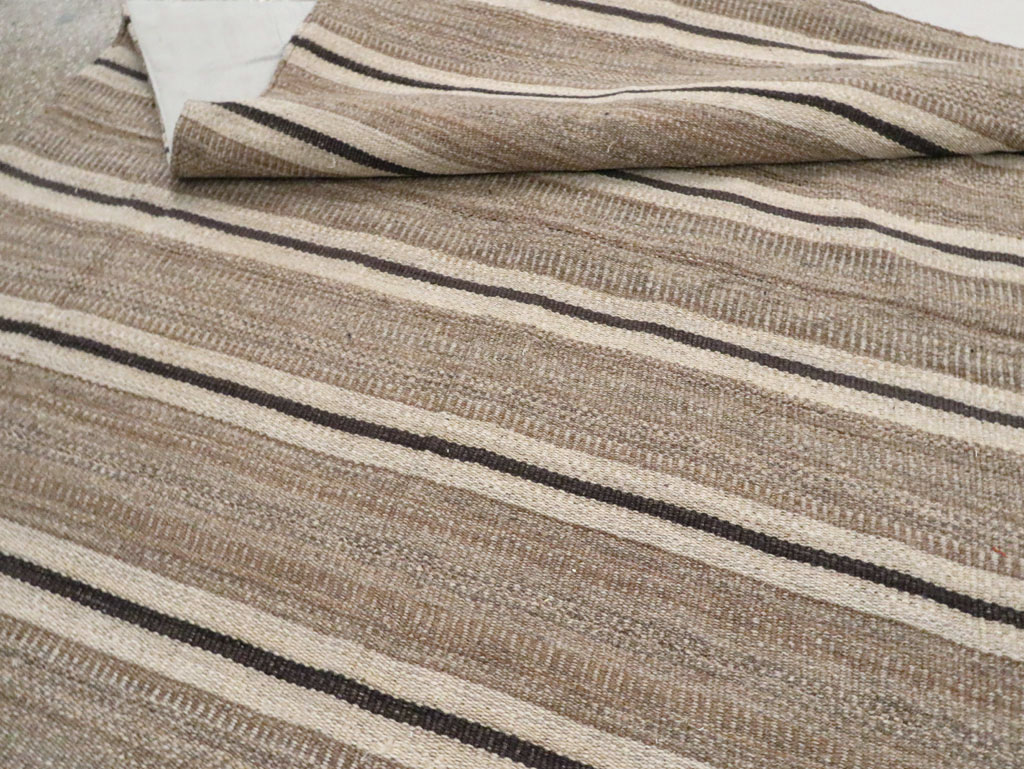 Modern Persian Flatweave Kilim Room Size Carpet, No.30025 - Staging