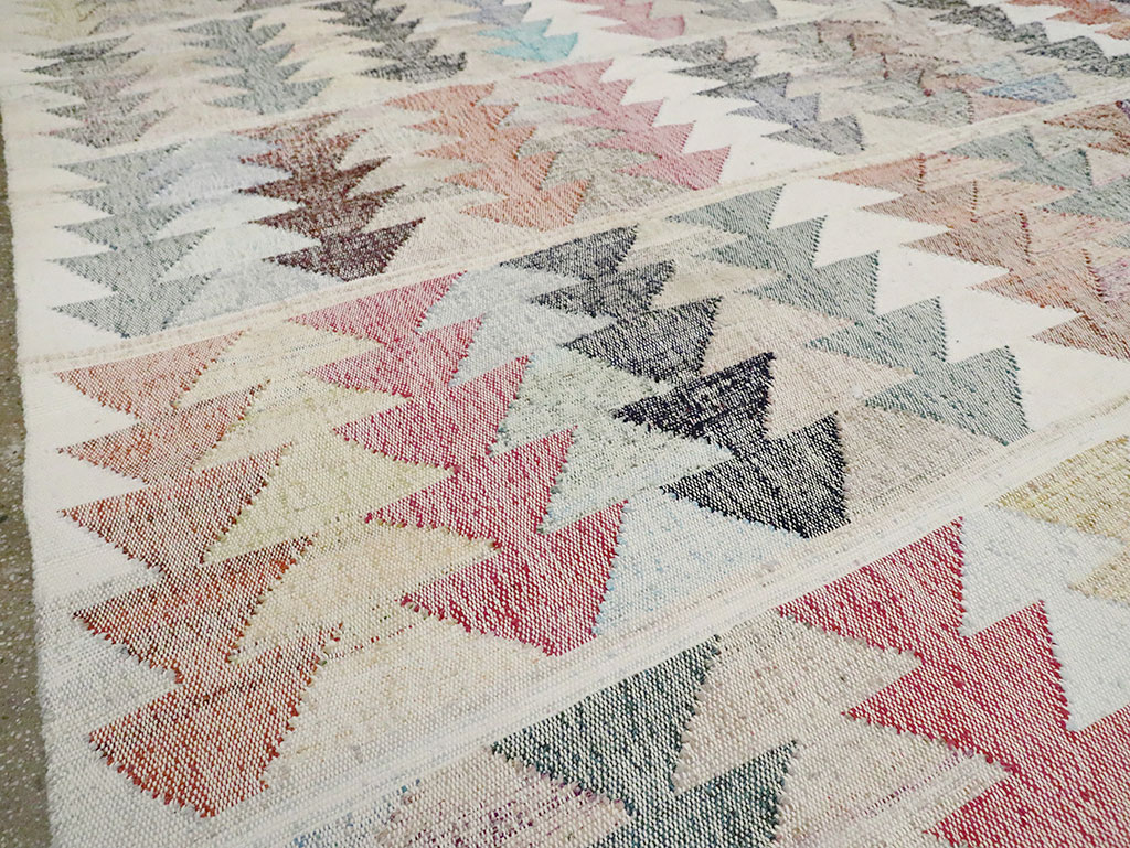 Contemporary Turkish Flatweave Kilim Room Size Carpet, No.30101 - Staging