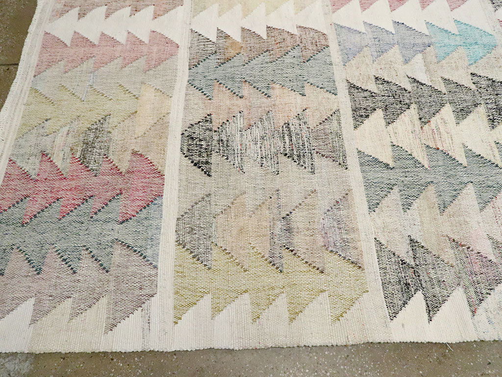 Contemporary Turkish Flatweave Kilim Room Size Carpet, No.30101 - Staging