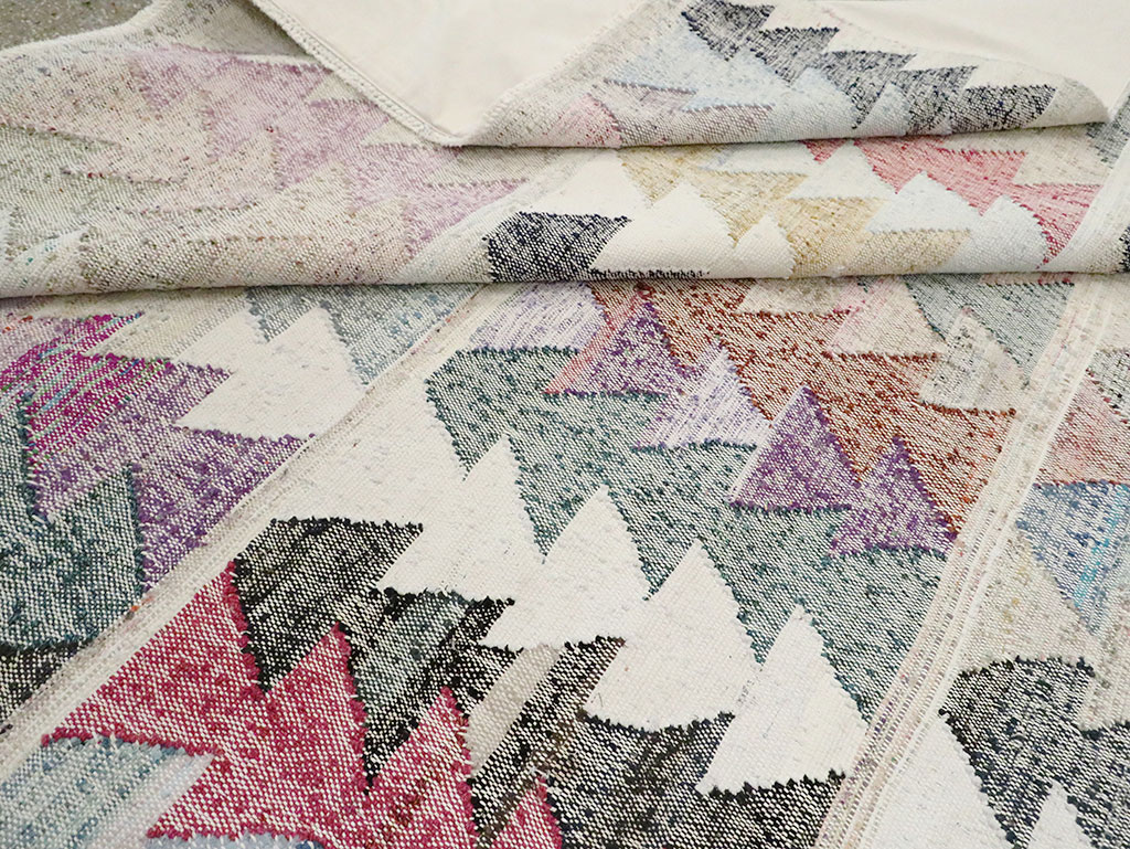 Contemporary Turkish Flatweave Kilim Room Size Carpet, No.30101 - Staging