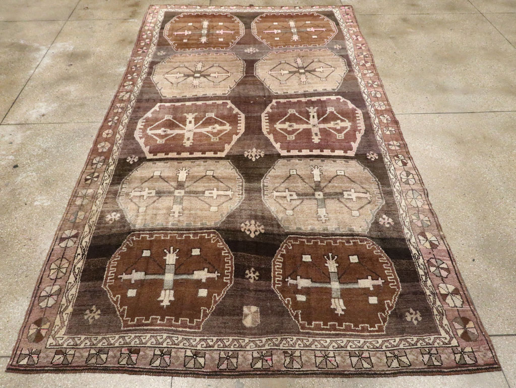 Vintage Turkish Anatolian Room Size Carpet, No.30278 - Staging