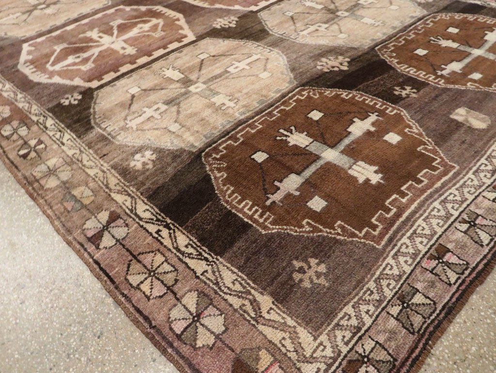 Vintage Turkish Anatolian Room Size Carpet, No.30278 - Staging